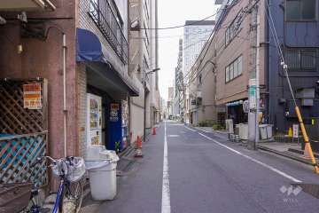 敷地西側の前面道路