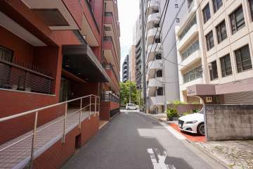 敷地北面の前面道路（東側から）