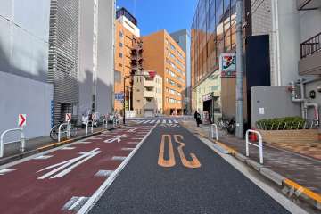 敷地西側の前面道路（南側から）