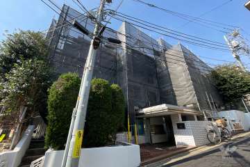 ハイシティ南青山No.1の外観（北東側から）・（2024年10月26日、時点で改装中）