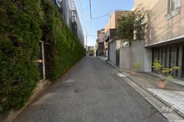 敷地東側の前面道路（南側から）