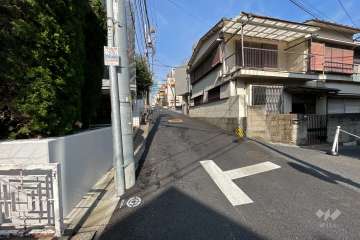 敷地北東側の前面道路（南東側から）