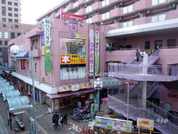 下層階には多数の店舗が入っています。