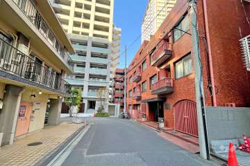 敷地の西側前面道路（南側から）