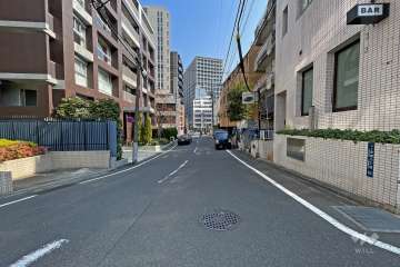 敷地北西側の前面道路（南西側から）