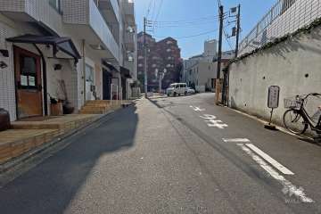 敷地南西側の前面道路（北西側から）