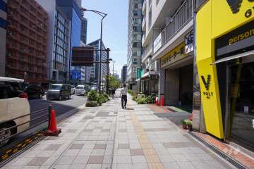 敷地東側の前面道路（南側から）