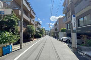 敷地の南西側の前面道路（北西側から）
