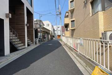 敷地西側の前面道路（南側から）