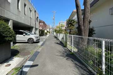 敷地西側の前面道路