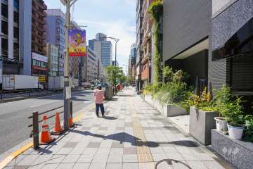 敷地東側の前面道路は桜田通り（国道1号線）です（北側から）