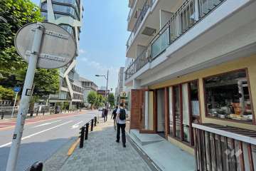 敷地北側の前面道路（西側から）