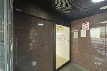 エントランスはオートロック付きです。