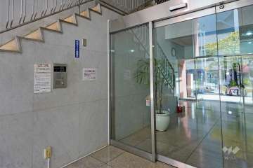 エントランスはオートロック付きです。