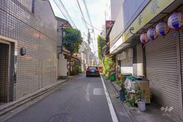 敷地東側の前面道路（北側から）