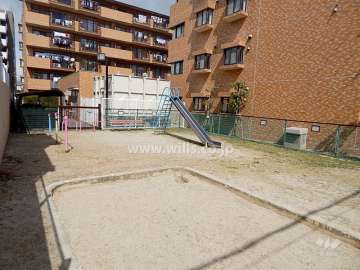 敷地に隣接して公園があります。