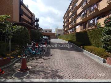 敷地の南側には南塚口ハウス2号棟が立っています。