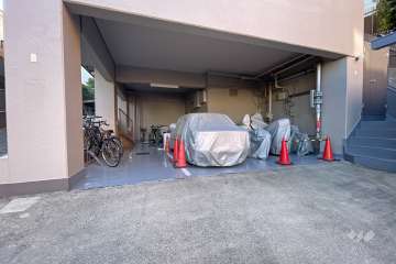 敷地内駐車場（屋内平面式）と駐輪場