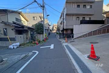 敷地北側の前面道路（西側から）