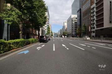 敷地東側の前面道路(南側から)