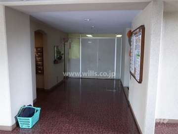 1号棟のエントランスホールにある集会室（突き当たり）