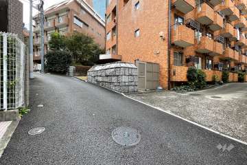 敷地北東側の前面道路（北西側から）