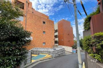 敷地北東側の前面道路（南東側から）