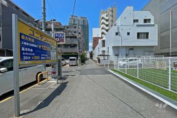 敷地西側の前面道路（東側から）