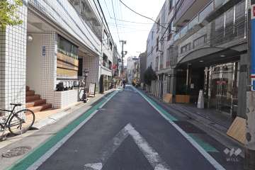 敷地西側の前面道路