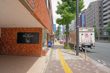 敷地南側前面道路（西側から）は国道15号線です。