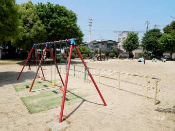 『塚ノ内公園』には様々な遊具が設置されています。