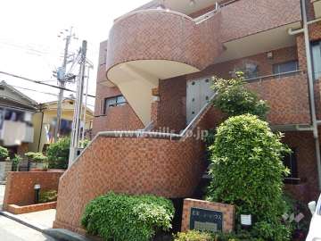 低層3階建てで、エレベーターはありません。