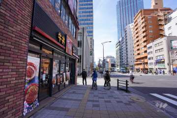 敷地西側の前面道路（北側から）