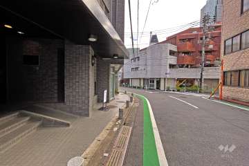 敷地南西側の前面道路（北西側から）