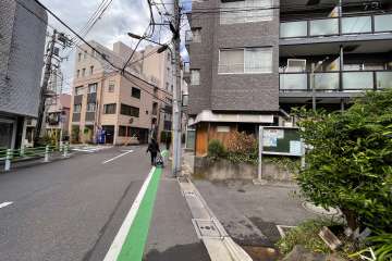 敷地の南西側前面道路（南東側から）