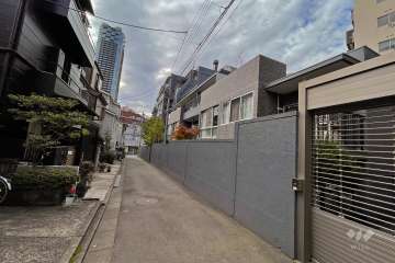 敷地南東側の前面道路（北東側から）