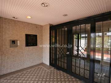 エントランスはオートロック付きです。