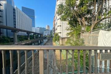 敷地西側は運河に面しています。