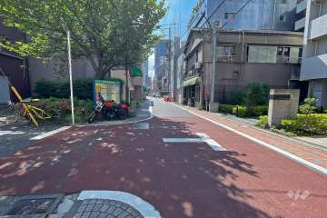敷地南側の前面道路（東側から）