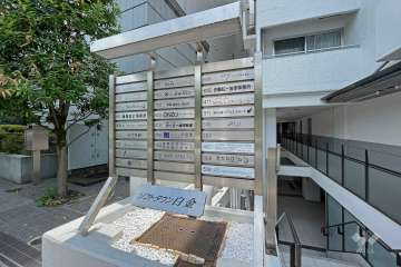 マンションの銘板と案内