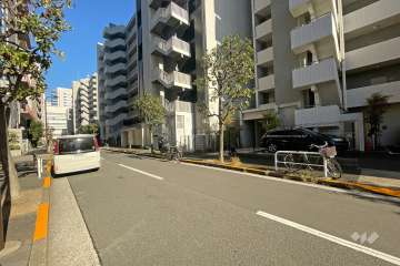 敷地東側の前面道路（南側から）