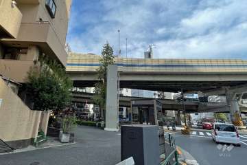 敷地東側は首都高速都心環状線が走っています。