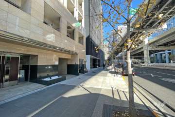 敷地南東側の前面道路（南西側から）