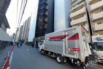 敷地北西側の前面道路（南西側から）