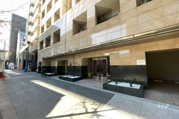 敷地南東側の前面道路（北東側から）