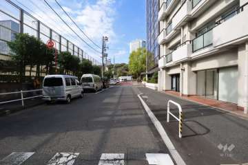敷地南側の前面道路(東側から)