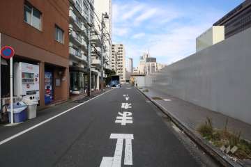 敷地東側の前面道路(南側から)