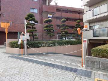 地階にある敷地内駐車場へのアプローチ（ロボットゲート付き）
