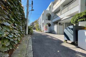 敷地南東側の前面道路（北東側から）