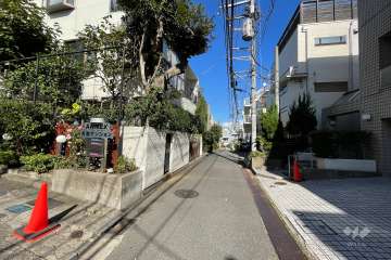 敷地南東側の前面道路（南西側から）